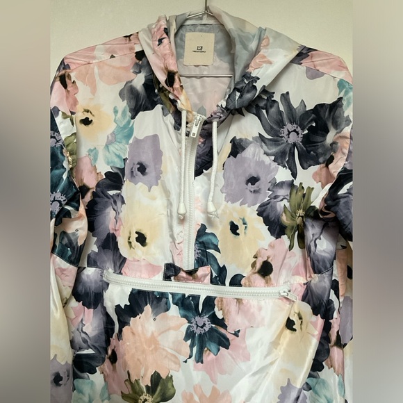 Thread & Supply Women's Tyrell Blush Floral Hooded Windbreaker Size Medium - Picture 2 of 6